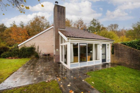 Goudvink I Huis met Excentrieke Tuin